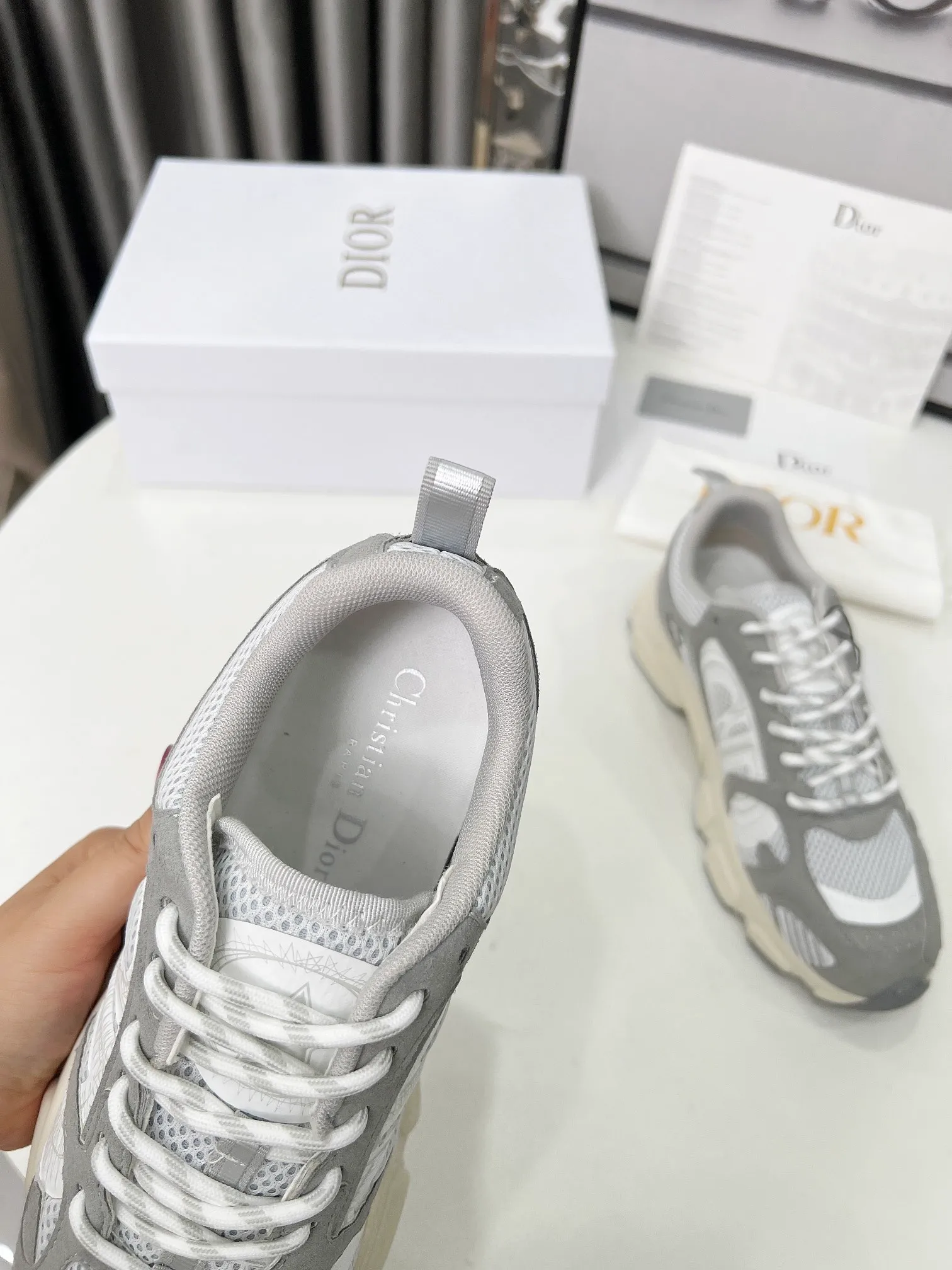 P560🐮🐮The official website of Dijia's new colors has been updated simultaneously [Celebration] This Dior Vibe sneaker incorporates Dior's high-end spirit and reinterprets classic running shoes. White mesh fabric features an Oblique print and is paired with laminated leather-effect panels in gold and silver tones for a contrasting look. It is further embellished with classic details such as 3D effect details, the lucky star symbol on the rear, and the logo on the tongue and rear pull tab. The lightweight sole is embellished with gray stars, complementing a variety of casual or elegant pieces for a modern look. Size: Women’s size 35-41 (35/42 can be customized) Men’s size 40-46 (39/46 can be customized)